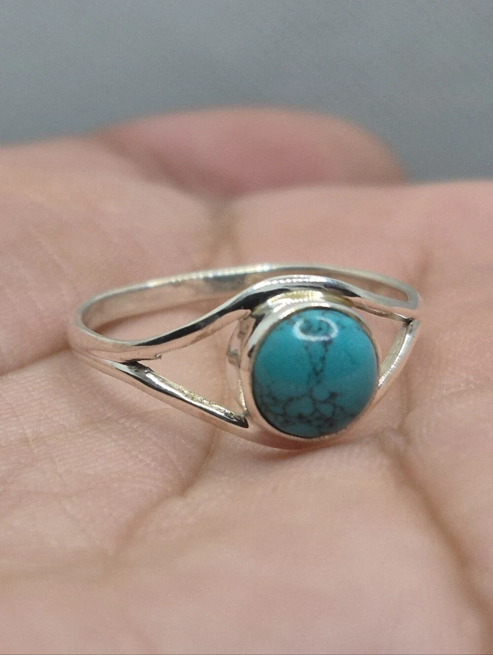.925 Sterling Silver Elegant Women's Circular Design Turquoise Ring